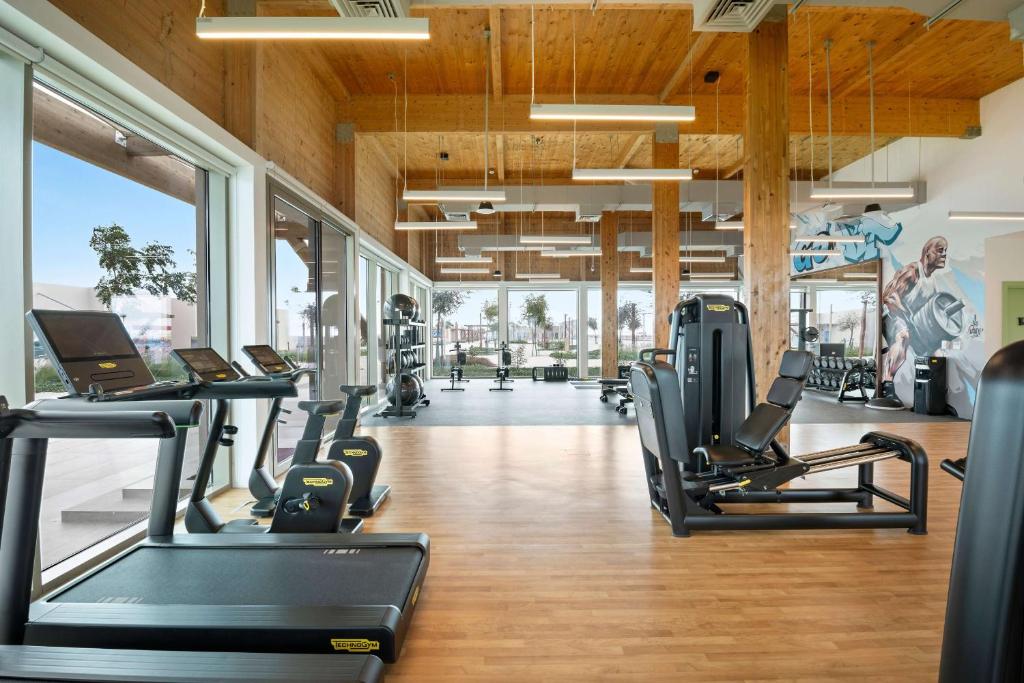 Fitness centrum a/nebo fitness zařízení v ubytování Fuwairit Kite Beach, Tapestry Collection By Hilton
