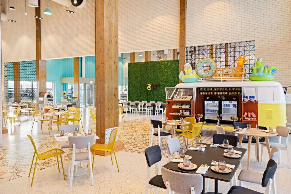 Restaurace v ubytování Fuwairit Kite Beach, Tapestry Collection By Hilton