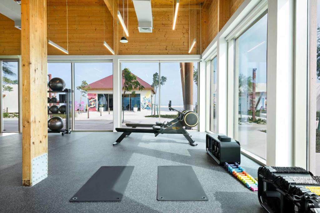 Fitness centrum a/nebo fitness zařízení v ubytování Fuwairit Kite Beach, Tapestry Collection By Hilton
