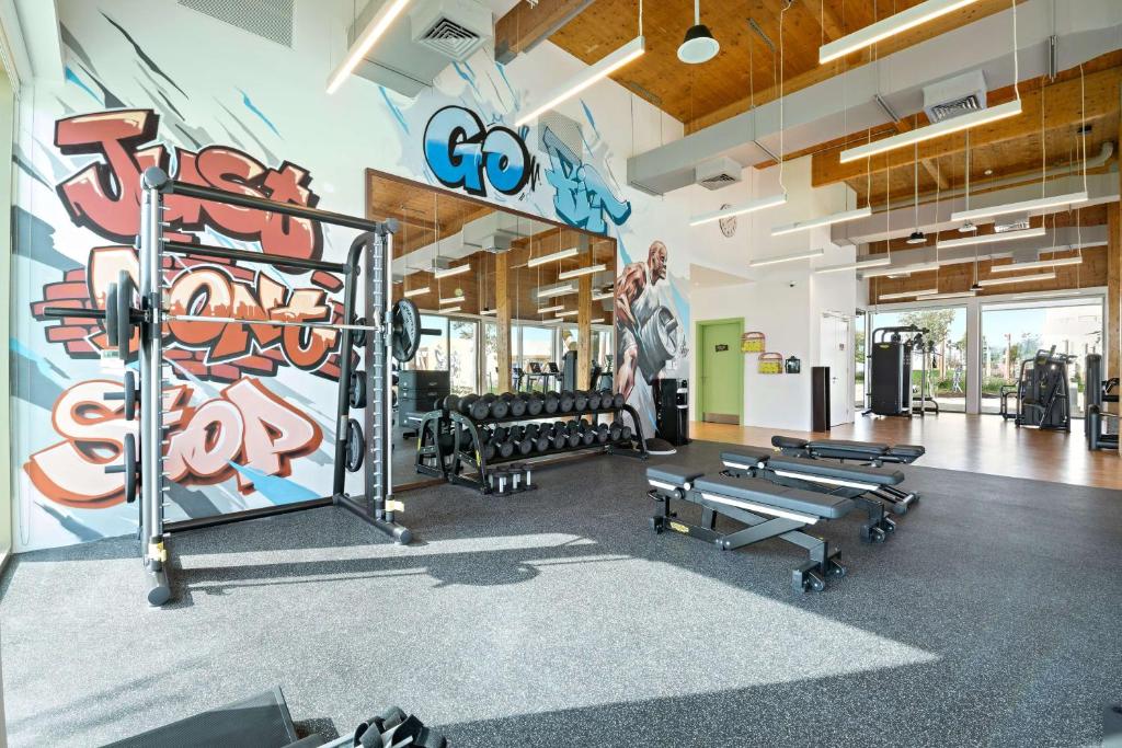 Fitness centrum a/nebo fitness zařízení v ubytování Fuwairit Kite Beach, Tapestry Collection By Hilton