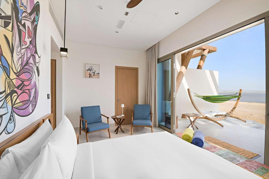 Postel nebo postele na pokoji v ubytování Fuwairit Kite Beach, Tapestry Collection By Hilton