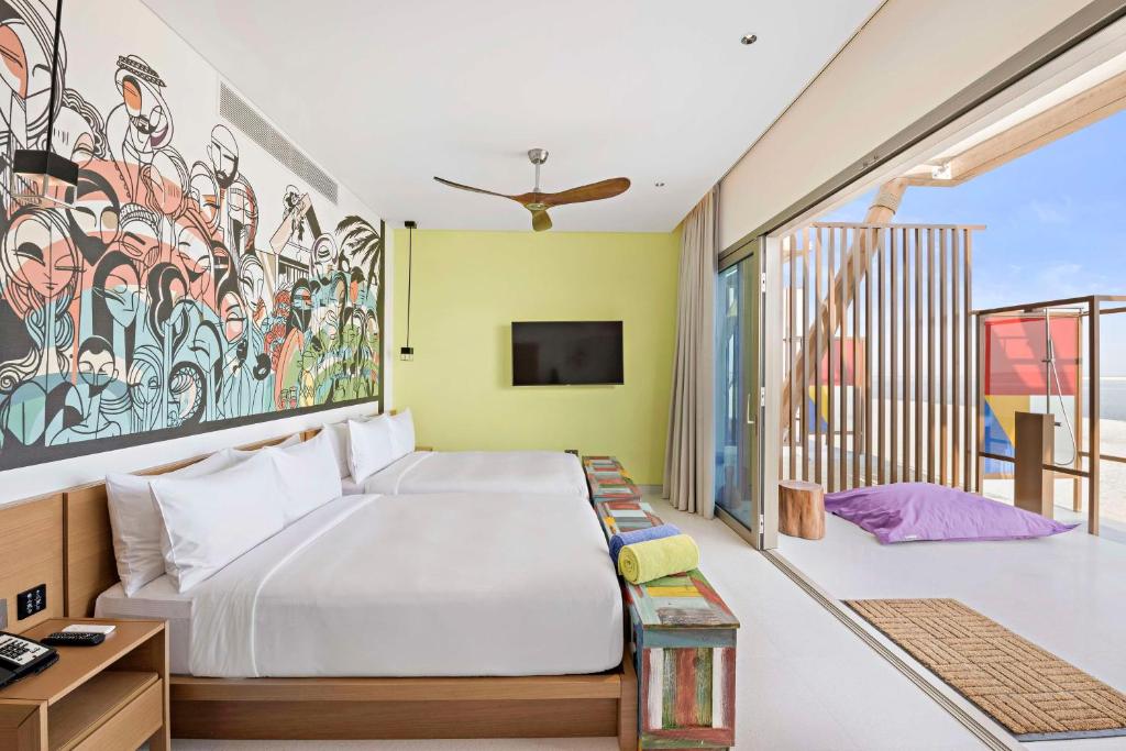 Postel nebo postele na pokoji v ubytování Fuwairit Kite Beach, Tapestry Collection By Hilton