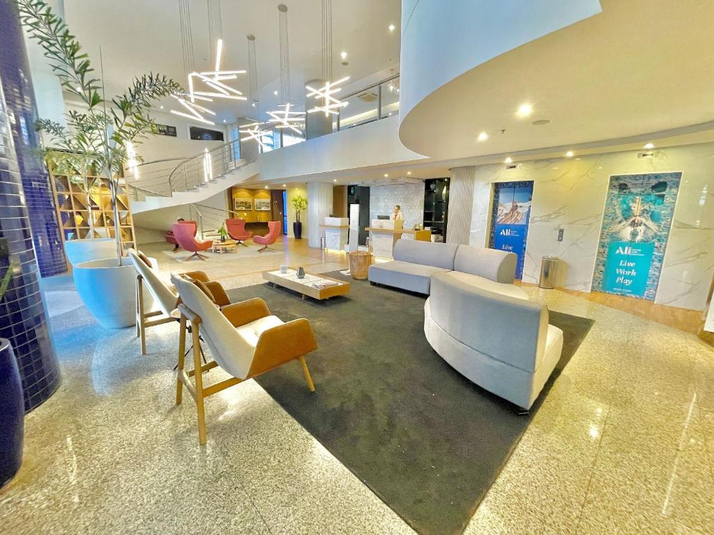 a living room with couches and chairs at Hotel na Beira Mar de Fortaleza in Fortaleza