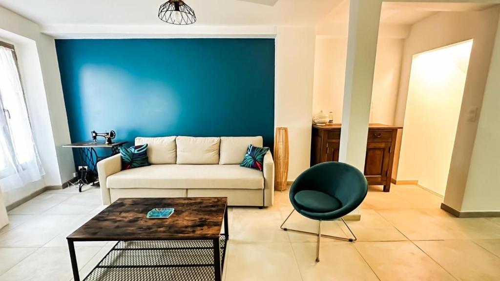 un salon avec un canapé et une table dans l'établissement Les Iris, à Céreste