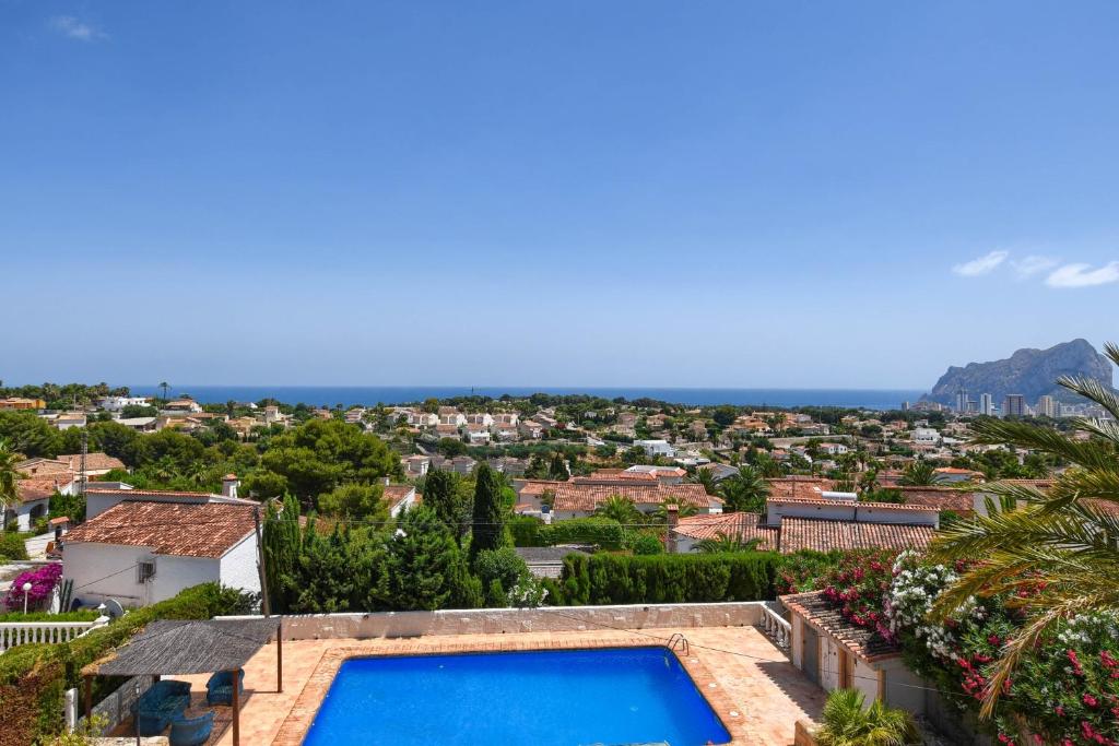 - une vue sur une villa avec une piscine dans l'établissement Villa La Perla Calpe with Seaview & large pool, à Calp
