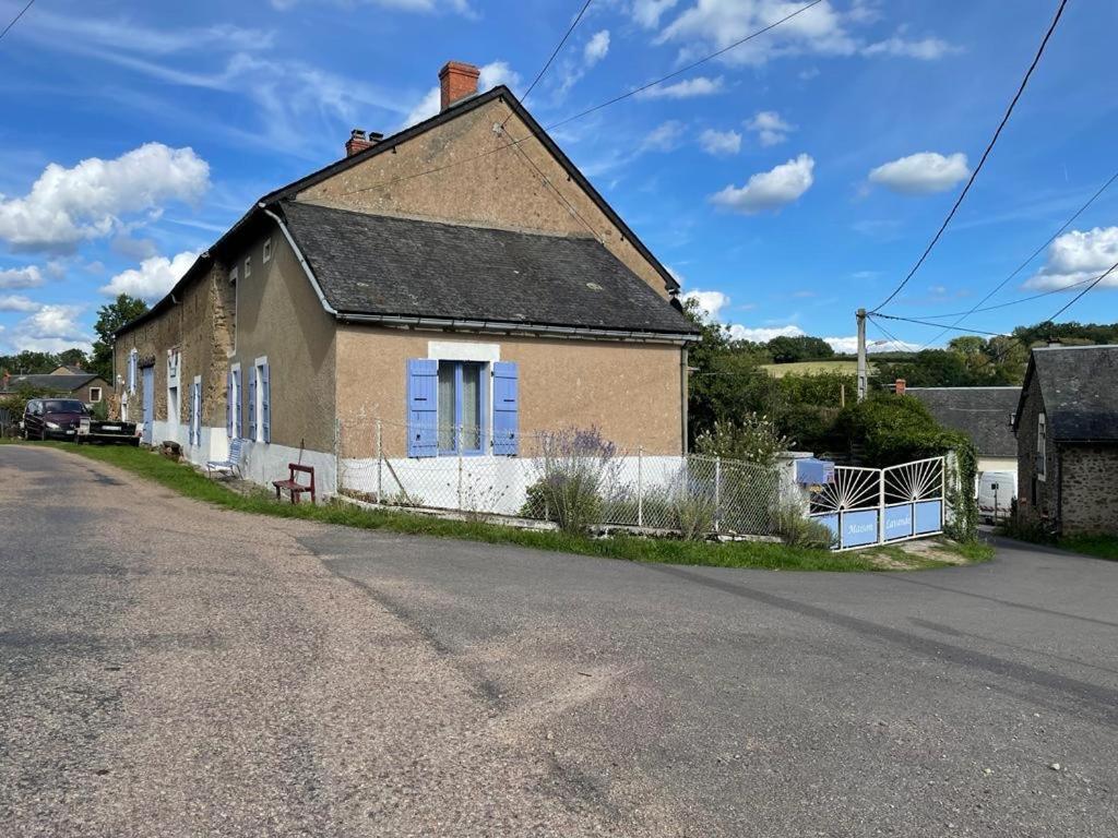 une vieille maison sur le côté de la route dans l'établissement Maison Lavande, à Blismes