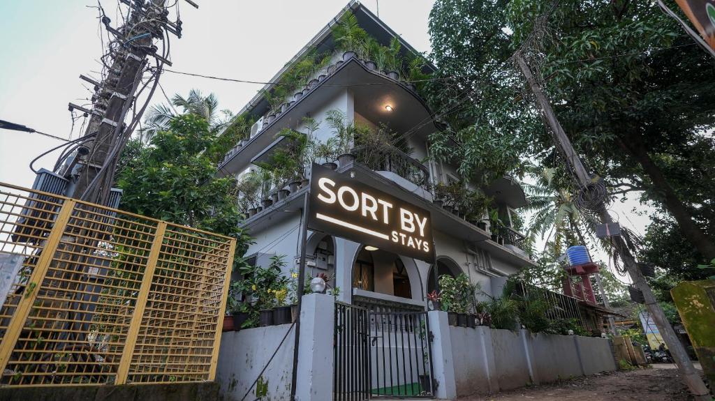 a store with a sign on the front of a building at SortBy Stays, Anjuna in Anjuna