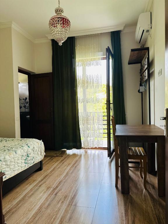 Postel nebo postele na pokoji v ubytování Four Seasons in Kutaisi