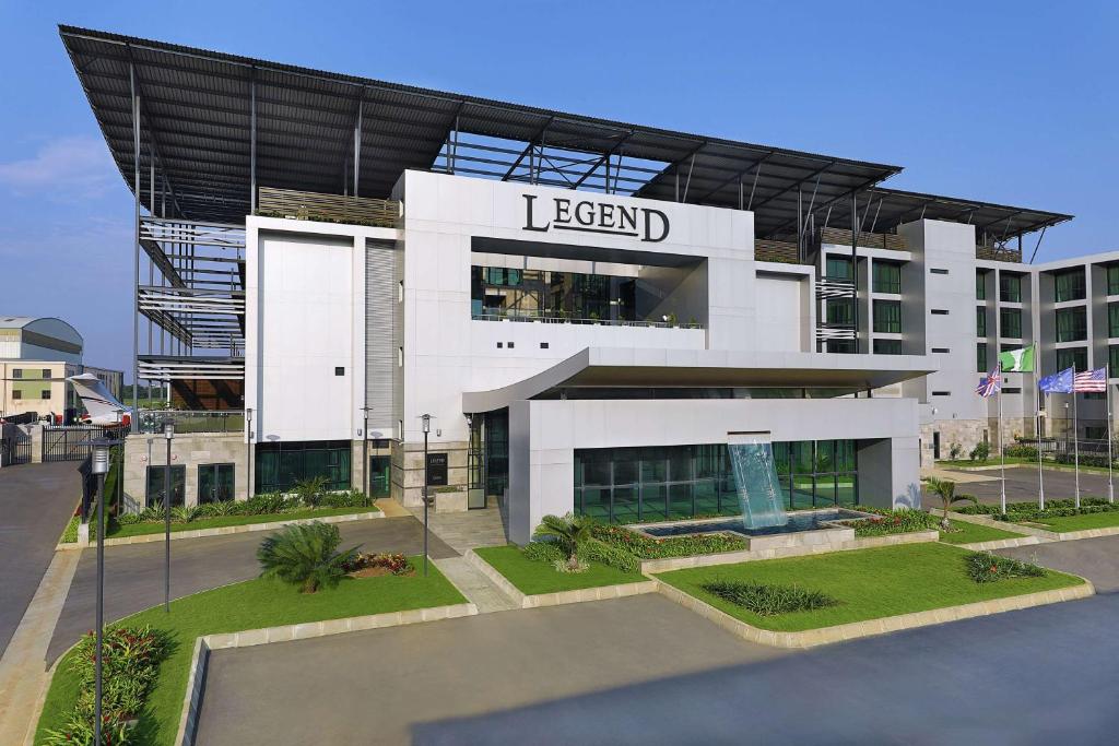 ラゴスにあるLegend Hotel Lagos Airport, Curio Collection By Hiltonの看板が貼られた白い大きな建物