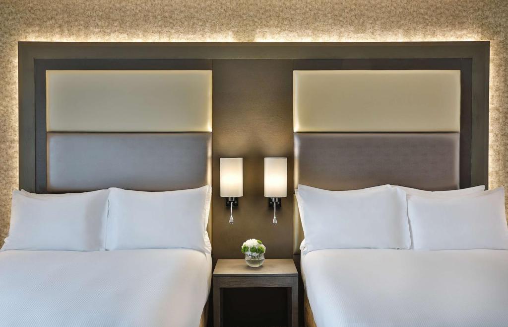 Ένα ή περισσότερα κρεβάτια σε δωμάτιο στο Legend Hotel Lagos Airport, Curio Collection By Hilton