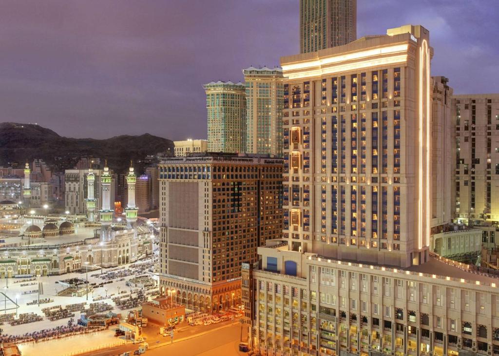 Blick auf die Skyline der Stadt mit hohen Gebäuden in der Unterkunft Hilton Suites Makkah in Mekka