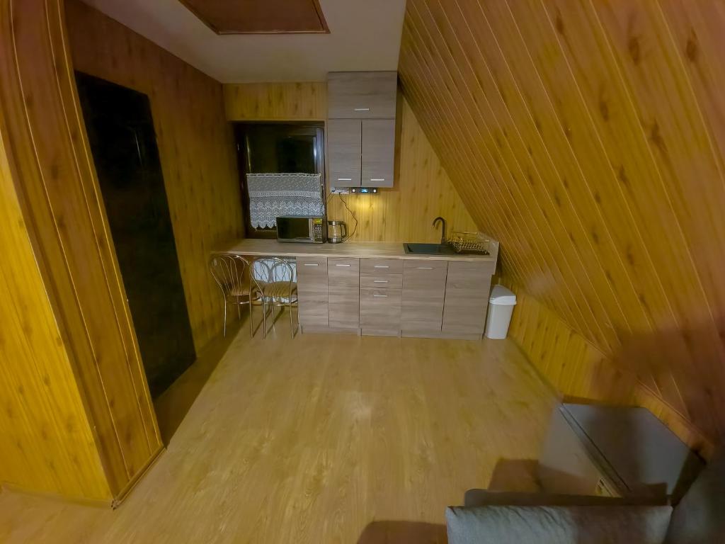 Kuchnia lub aneks kuchenny w obiekcie Małe Ciche uAntosi, Blisko wyciąg narciarski, Idealne miesce na wypad w góry -rusinowa polana-zgorzelisko-tarasówka-wiktorówki-palenica-gesia szyja-morskie oko