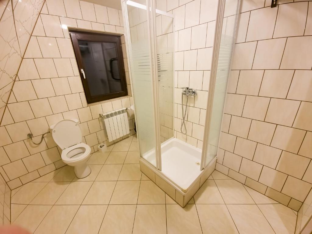 łazienka z prysznicem i toaletą w obiekcie Małe Ciche uAntosi, Blisko wyciąg narciarski, Idealne miesce na wypad w góry -rusinowa polana-zgorzelisko-tarasówka-wiktorówki-palenica-gesia szyja-morskie oko w Murzasichlu