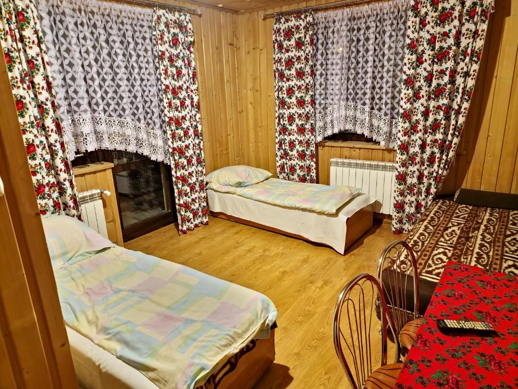 Łóżko lub łóżka w pokoju w obiekcie Małe Ciche uAntosi, Blisko wyciąg narciarski, Idealne miesce na wypad w góry -rusinowa polana-zgorzelisko-tarasówka-wiktorówki-palenica-gesia szyja-morskie oko