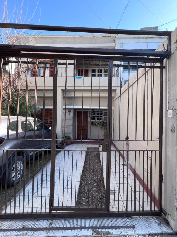una puerta delante de una casa con un coche en Casa céntrica en Santiago del Estero