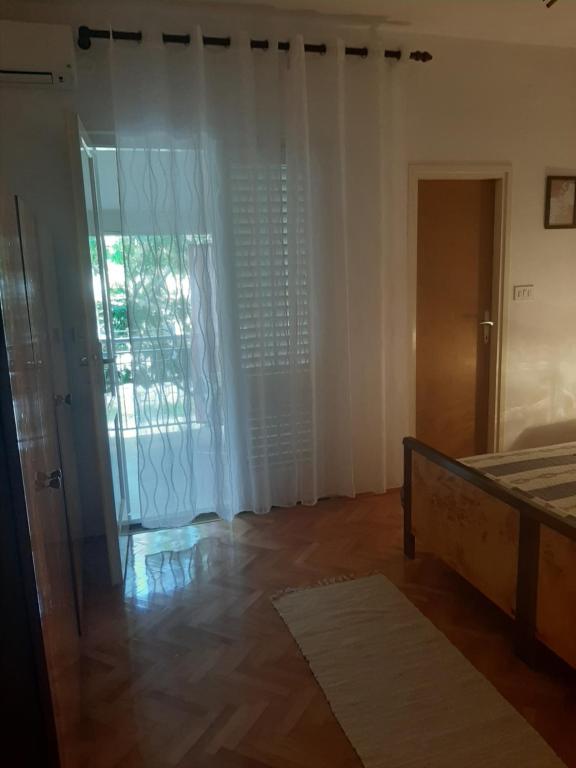 Zdjęcie z galerii obiektu Apartments and rooms LJUBICA w mieście Lun
