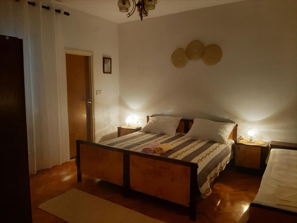 Łóżko lub łóżka w pokoju w obiekcie Apartments and rooms LJUBICA
