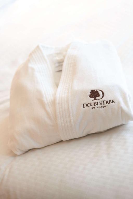 Postel nebo postele na pokoji v ubytování DoubleTree by Hilton Hotel Riyadh - Al Muroj Business Gate
