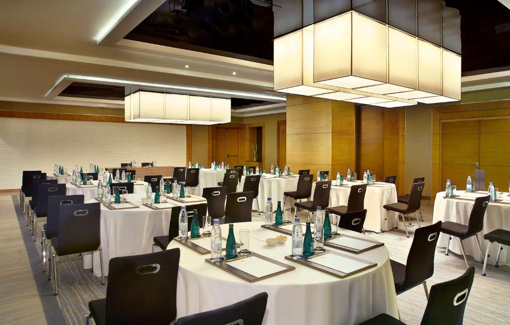 Restaurace v ubytování DoubleTree by Hilton Hotel Riyadh - Al Muroj Business Gate