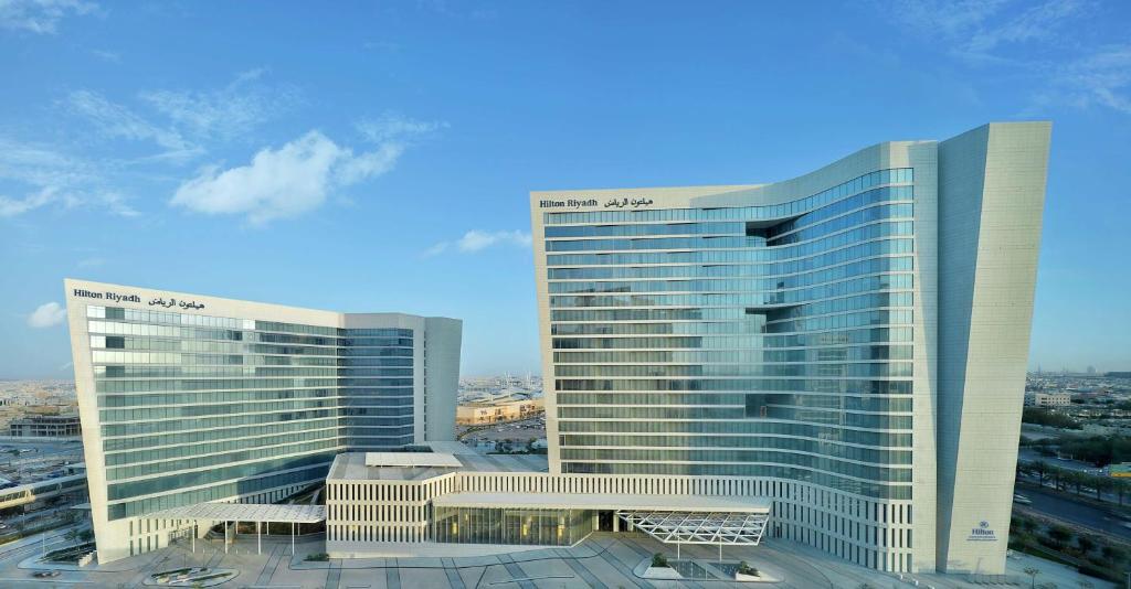 dois arranha-céus altos com vista para uma cidade em Hilton Riyadh Hotel & Residences em Riade