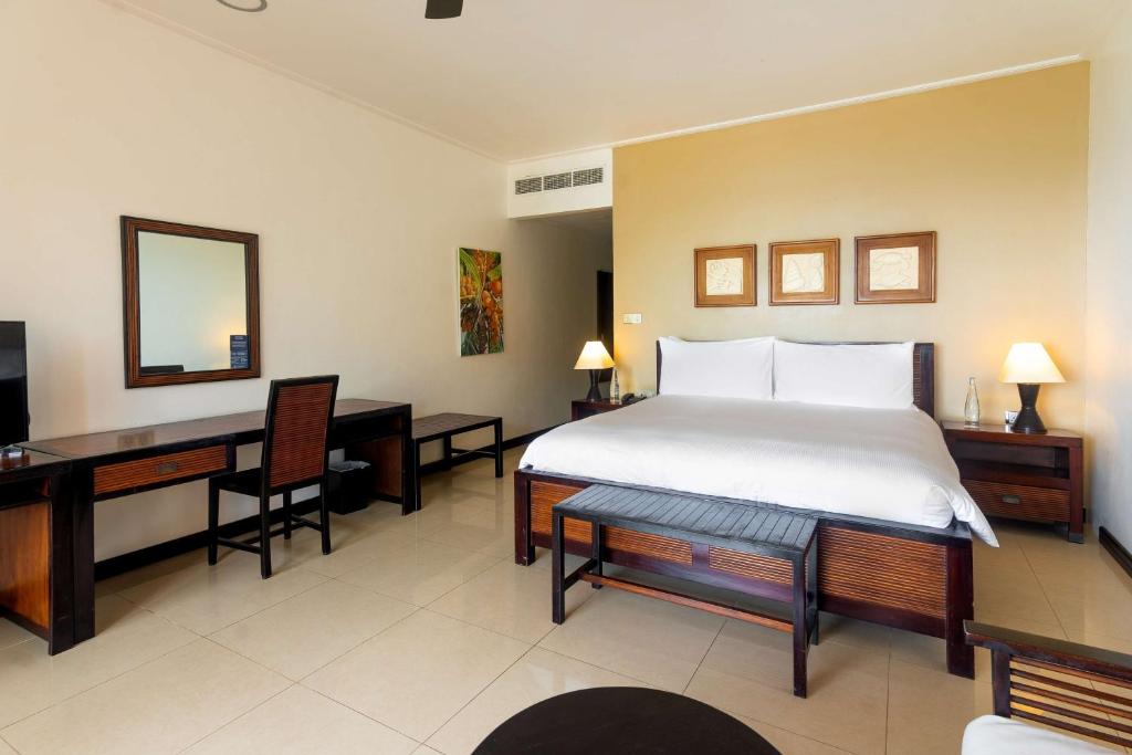 Postel nebo postele na pokoji v ubytování DoubleTree by Hilton Seychelles Allamanda Resort & Spa