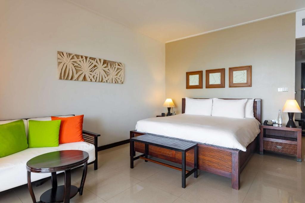 Postel nebo postele na pokoji v ubytování DoubleTree by Hilton Seychelles Allamanda Resort & Spa