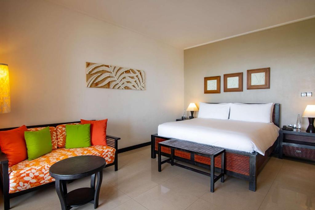 Postel nebo postele na pokoji v ubytování DoubleTree by Hilton Seychelles Allamanda Resort & Spa