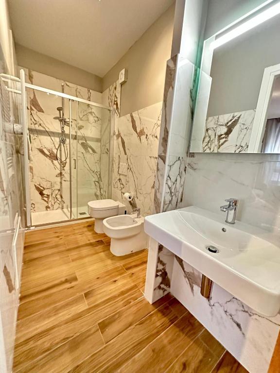 łazienka z umywalką, toaletą i prysznicem w obiekcie HH Hermoso Housing ALESSANDRIA w mieście Alessandria