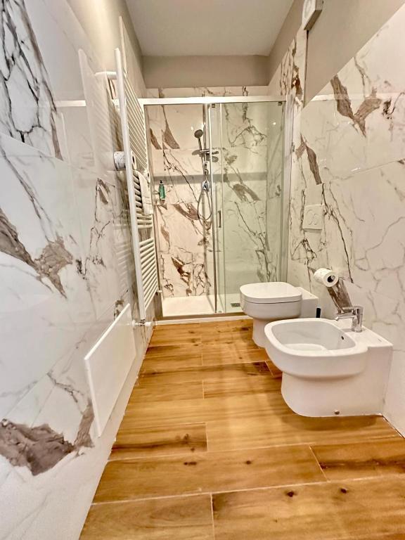 łazienka z toaletą, umywalką i prysznicem w obiekcie HH Hermoso Housing ALESSANDRIA w mieście Alessandria
