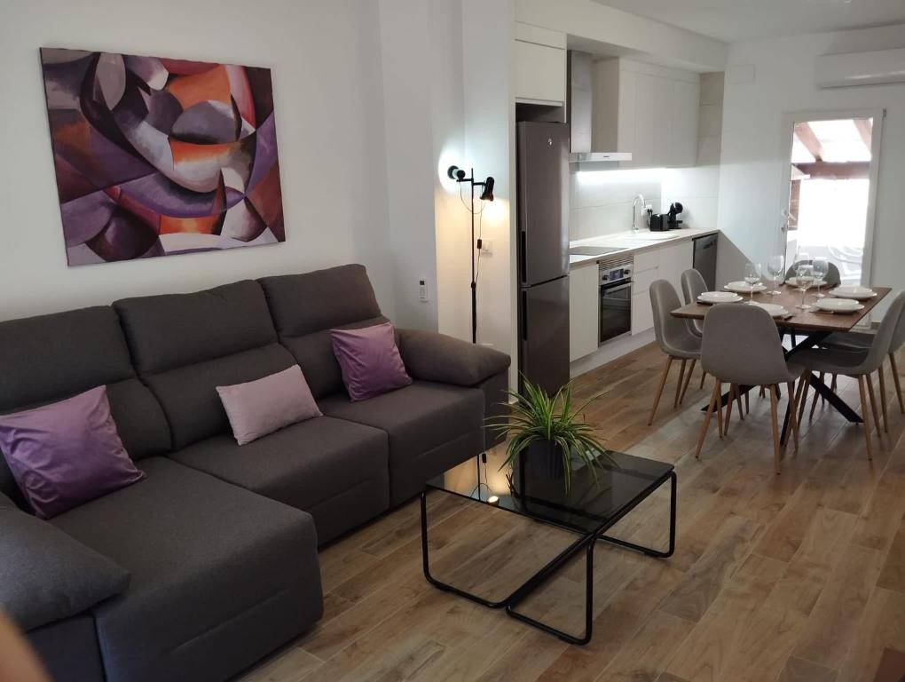 uma sala de estar com um sofá e uma mesa em CAN’SELMA 2 em Chella