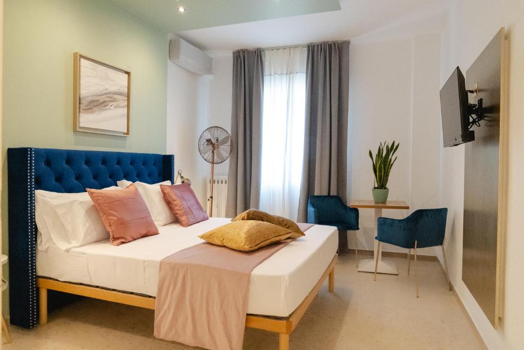 um quarto com uma cama, uma secretária e uma janela em BARI SUPPA _ Terrace & Garden _ em Bari