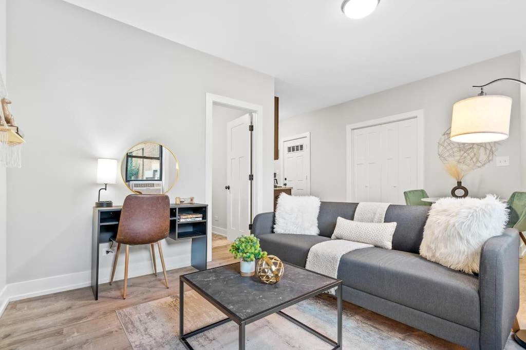 a living room with a couch and a table at 1-bedroom Chic Apartment with Laundry - Brompton 55-57 rep in Chicago