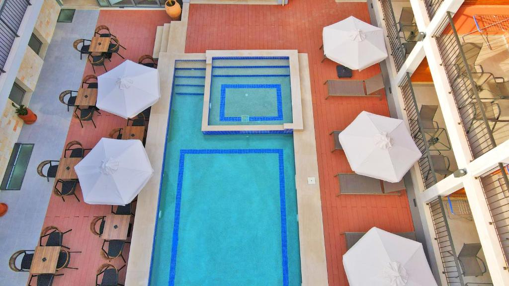 Bazén v ubytování Maltepe Luxury Accommodation by Travel Pro Services nebo v jeho okolí