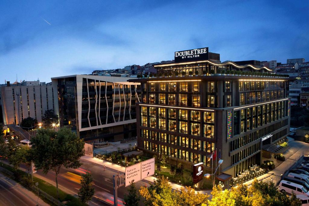um grande edifício com uma placa em cima em DoubleTree by Hilton Istanbul - Piyalepasa em Istambul