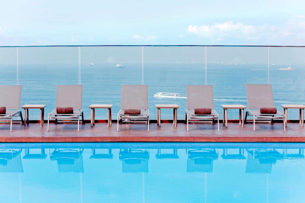 A piscina localizada em DoubleTree By Hilton Istanbul - Moda ou nos arredores