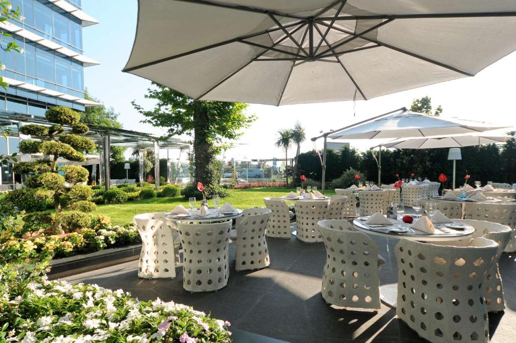 Um restaurante ou outro lugar para comer em DoubleTree By Hilton Istanbul - Moda