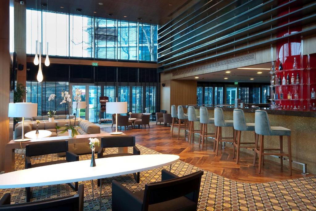 Um restaurante ou outro lugar para comer em DoubleTree By Hilton Istanbul - Moda