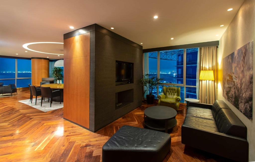 Uma TV ou centro de entretenimento em DoubleTree By Hilton Istanbul - Moda