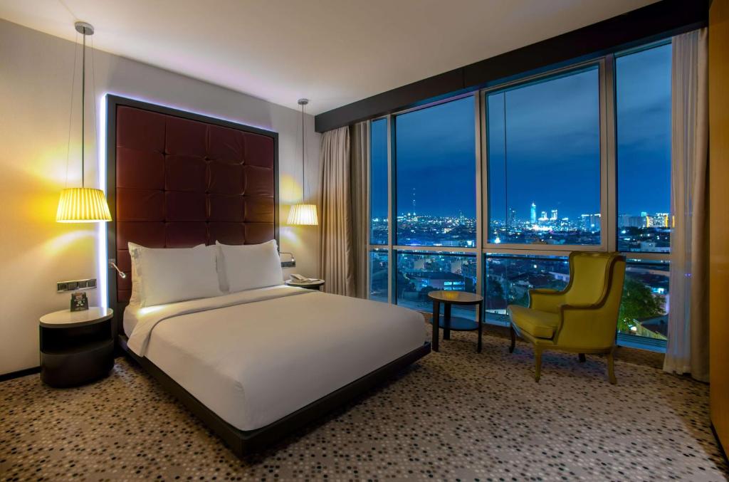 Cama ou camas em um quarto em DoubleTree By Hilton Istanbul - Moda