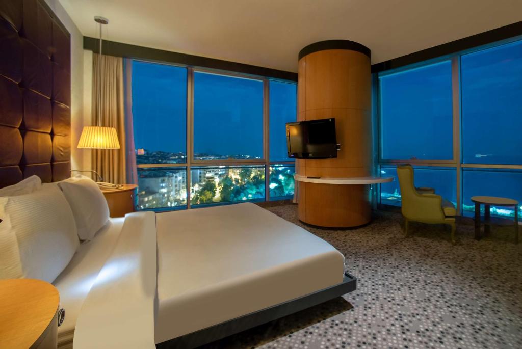 Cama ou camas em um quarto em DoubleTree By Hilton Istanbul - Moda