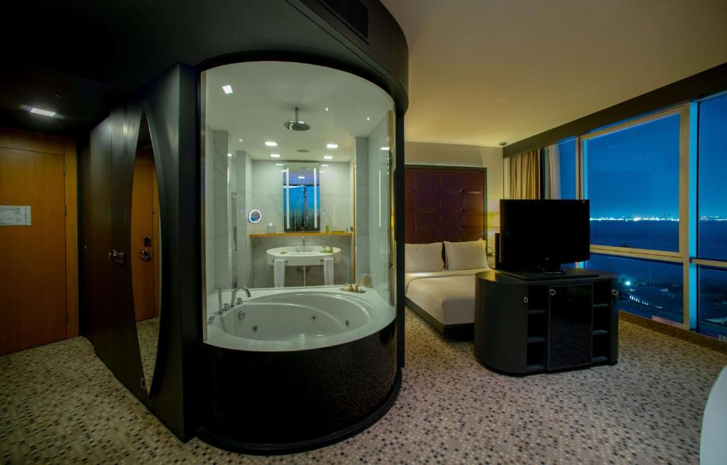 Um banheiro em DoubleTree By Hilton Istanbul - Moda