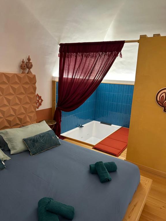 una camera con letto e vasca da bagno di Sea Riad a Molfetta