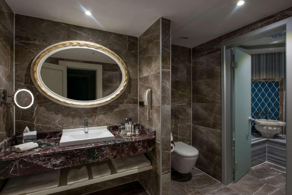 Koupelna v ubytování Doubletree By Hilton Elazig