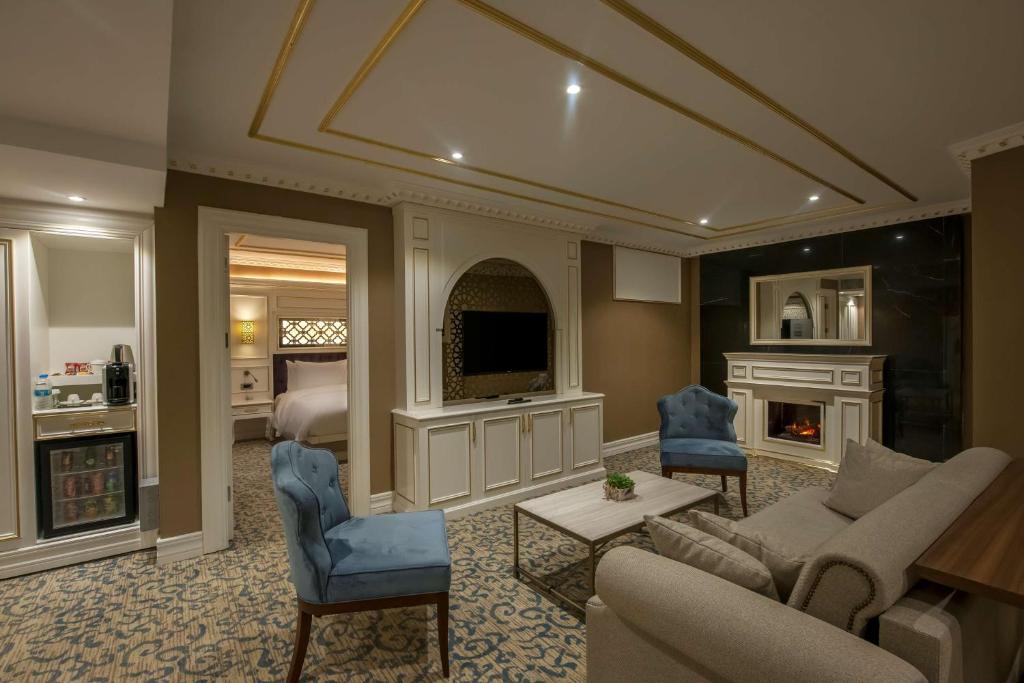 TV a/nebo společenská místnost v ubytování Doubletree By Hilton Elazig