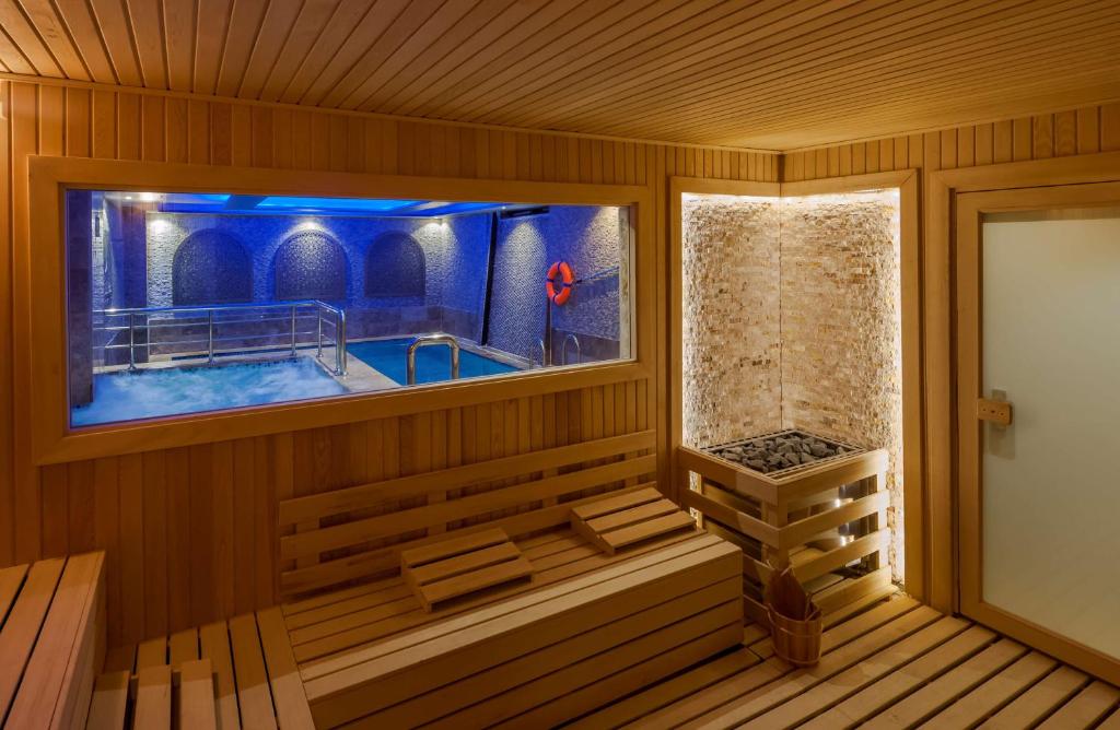Bazén v ubytování Doubletree By Hilton Elazig nebo v jeho okolí