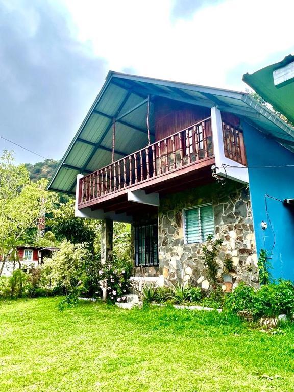 una casa con balcone sul lato di Bambito Hosting a Bambito