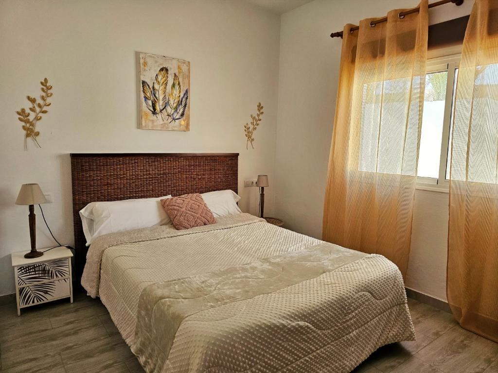 Un dormitorio con una cama grande y una ventana en Casa Cernicalo, en Nazaret