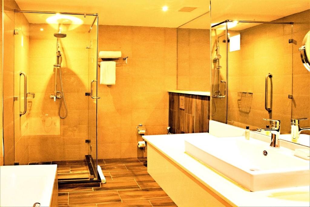 Koupelna v ubytování DoubleTree by Hilton Nairobi