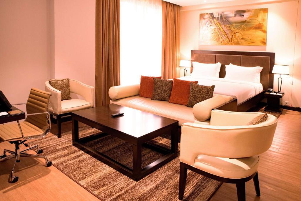 Posezení v ubytování DoubleTree by Hilton Nairobi