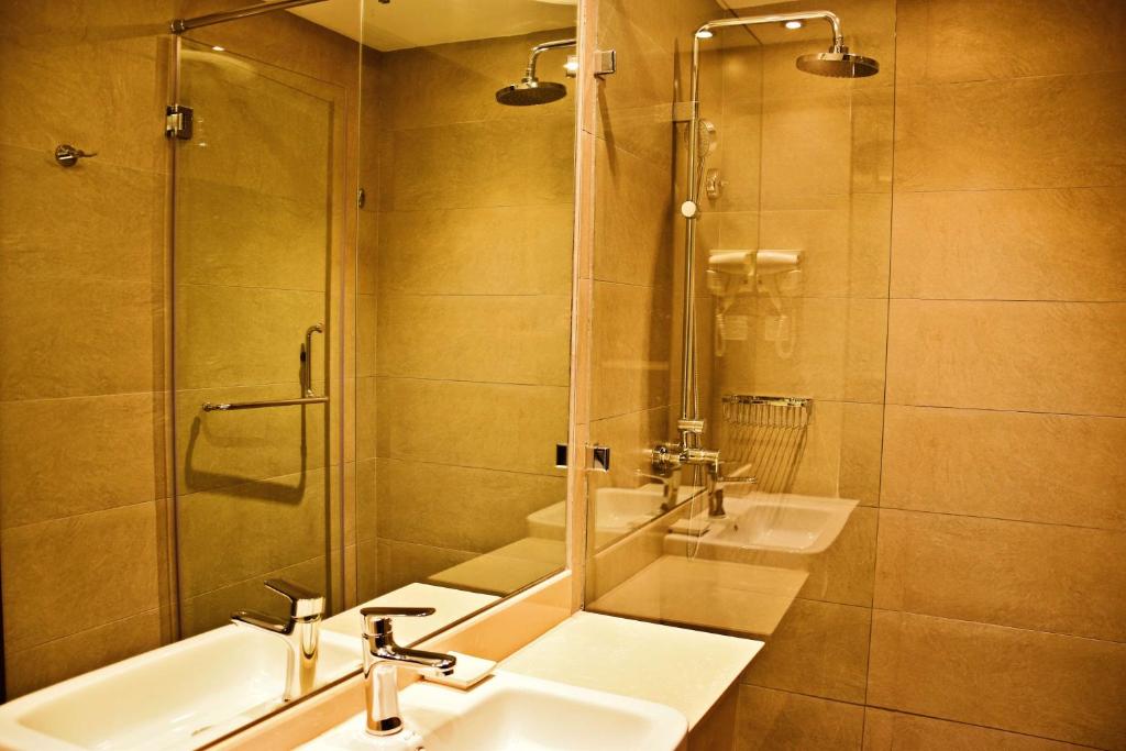 Koupelna v ubytování DoubleTree by Hilton Nairobi